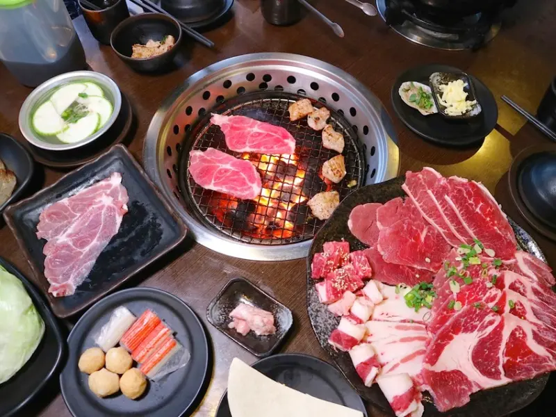 一鼎鍋 新營店：台南新營火烤兩吃.吃到飽餐廳推薦，火鍋＋燒烤，任你吃到飽！多種飲料任你喝，還能自製燒肉丼飯｜新營美食.台南聚餐餐廳推薦/過年有營業 - 進食的巨鼠