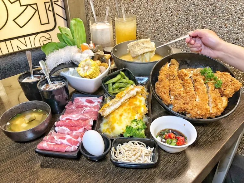 嘉義豬排【 三番家本店 】布里起司豬排牽絲畫面好逼人 主打高CP大份量餐點，嘉義聚餐好選擇 | 嘉義美食  | 嘉義火車站