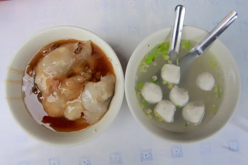 吃。高雄｜三民區｜中都街美食傳統美食，傳承至第三代接手經營，古早味滋味定價偏超值「第三代50年肉圓車」。