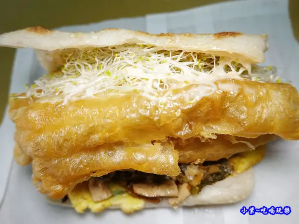 花蓮玉里美食推薦/創意燒餅早餐太威啦【新興街燒餅店】料爆多~全家福燒餅；大到不曉得該如何咬食!燒餅內餡豐富可客製混搭唷(食記+菜單)