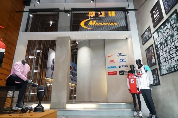 台中一中街買球鞋 摩曼頓太平二店 運動品牌服飾用品齊全 還有超優惠活動滿額抽機票獎與家電        
      