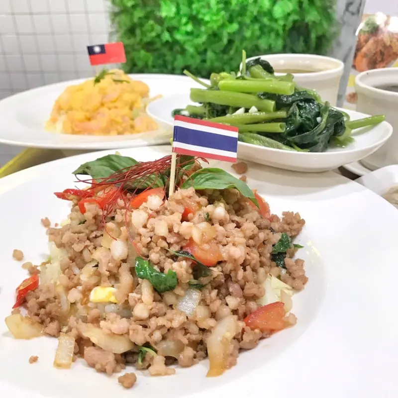 環遊世界的炒飯！裝潢超新穎 像在咖啡廳的獨特炒飯店 ● 飯大廚 | 台中北區漢口路美食