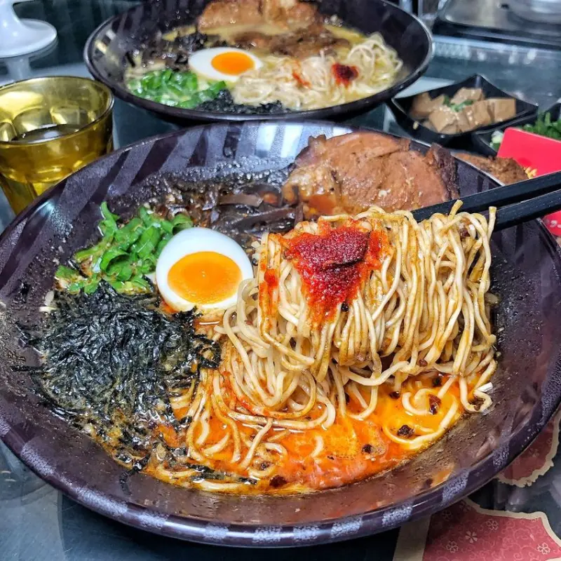 台南平價拉麵推薦【縱橫無盡拉麵専門店】免兩百元就能吃到道地日本拉麵 來店打卡送日式水信玄餅 台南拉麵|台南永康區|台南美食 | 小白只饗ㄔ美食