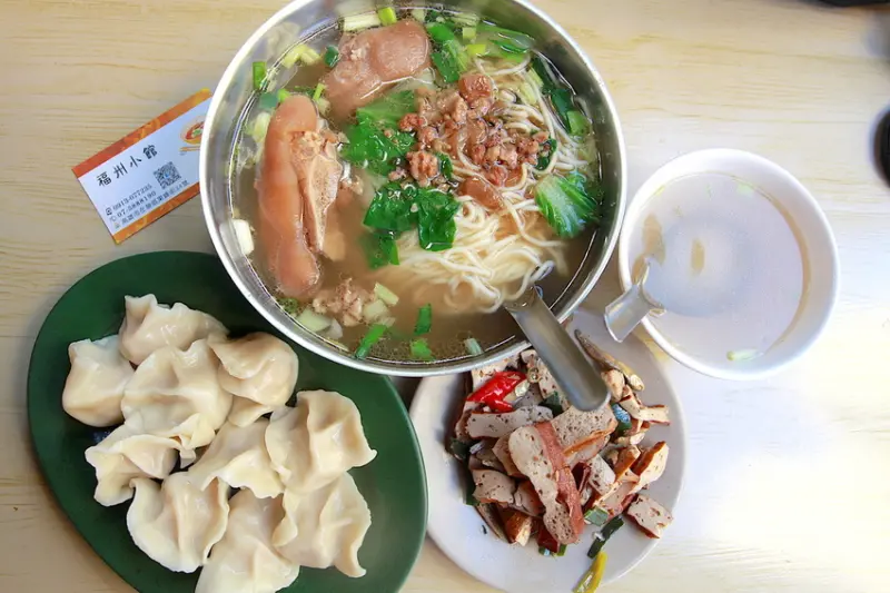 吃。高雄|左營區|果貿社區，隱藏版美味小吃，眷村傳統美食「福州小館」。