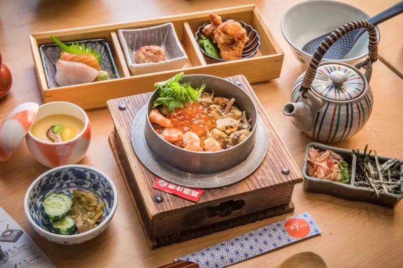 這根本海鮮珠寶盒嘛！可以享受四種吃法的綜合海鮮釜飯御膳，含附餐只要380元，這絕對要吃爆！ - 大手牽小手。玩樂趣