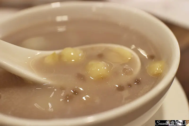 台北美食|香港米芝蓮指南街頭小吃佳佳甜品白果薏米腐竹、芋茸蓮子西米露、芝麻糊加芝麻湯圓每一道都深得我心 SOGO忠孝店B1