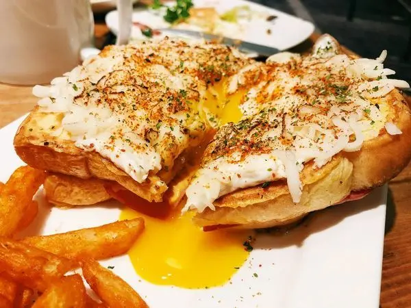 「早午餐」過年收心囉～來去四四南村豐滿早午餐，超大份量雞腿堡多汁肉超嫩，推咬咬吐司金黃瀑布！