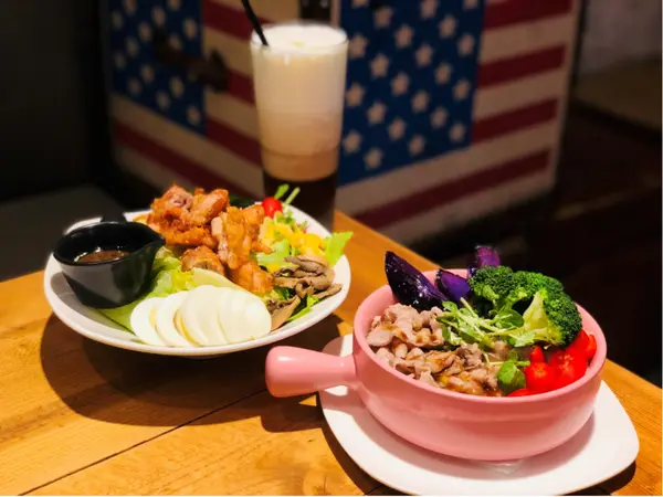 【台北美食￭信義區】豐滿早午餐￭信義世貿店 x 沙拉、燉飯和飲品，料多味美很實在，呼朋引伴卡緊來║ 台北燉飯推薦、信義區美食、北醫美食