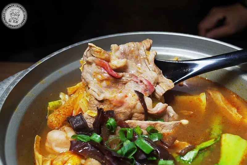 一個人也可以吃麻辣火鍋？公館附近就可以吃到鍋的大小就像臉盆一樣大高CP值個人麻辣鍋．八阿哥麻辣食堂