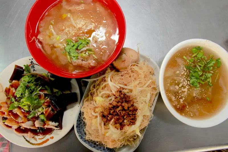 吃。高雄|左營區|果貿社區。眷村傳統美食，餐點菜色分為兩個時段，用餐人潮滿滿「果貿吳媽媽米粉羹」。