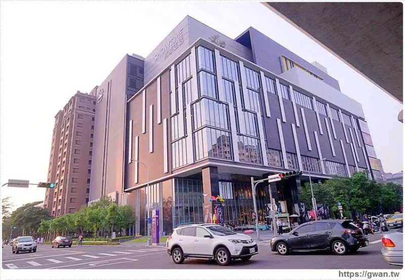 藏在秀泰裡的冰淇淋販賣機！假日排隊才能買到，每款限量25盒，錯過只能等補貨囉～ 