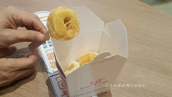  Lil Donuts & Crepe(台中三井outlet)。小甜甜圈現點現做口感軟嫩帶Q
