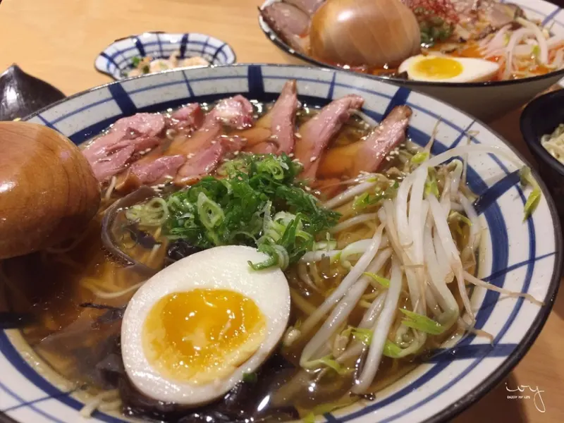 山禾堂博多拉麵 高雄岡山店| 你沒看錯? 免費加麵兩次，打卡再送雪糕，還可以手作浮誇日式舒芙蕾甜點，真的呷就飽!