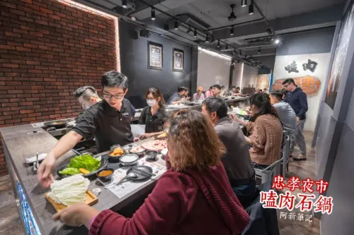 阿新筆記|嗑肉石鍋忠孝店|忠孝夜市宵夜，滿滿排隊人潮，工業風環境迷人，餐點價格實惠、份量滿滿誠意～