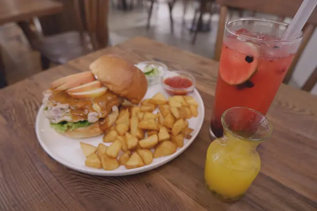 Waku Waku Burger わくわく －日和洋食早午餐、日式漢堡，都是質樸的美味。