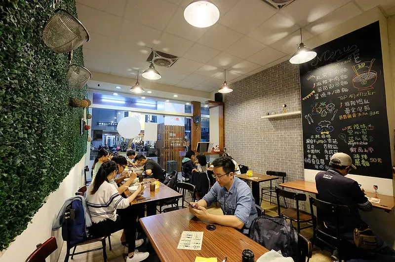 京澄創意麵食 | 台中大里中興路好吃麵店，把義大利麵的靈魂融入中式麵點～無辣不歡必點麻辣牛肉麵！份量多是小家庭和學生最愛～ @強生與小吠的Hyper人蔘~