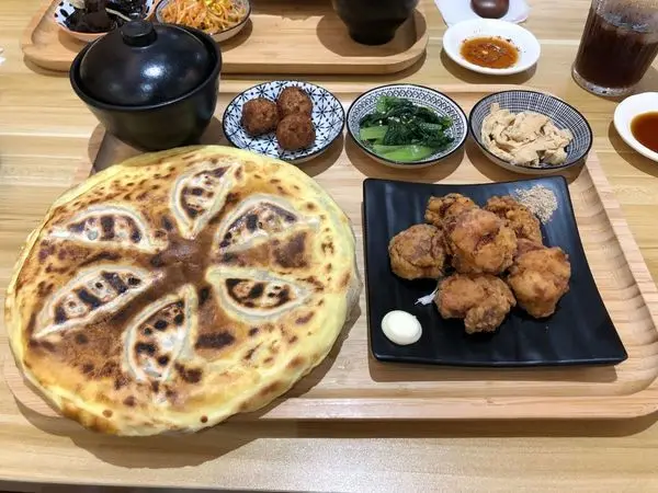 高雄美食【玖食堂 手造焼き餃子】漢神本館附近 不錯吃的 冰花 起司 玉子 煎餃，份量意外的讓人覺得有飽足感啊 (( 附菜單