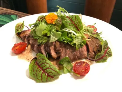 高雄食記【旅人灶咖餐酒館 瑞豐店】龍華市場 好市多大順店 附近 有著溜滑梯的小旅店 舒肥安格斯特選牛排 南洋咖哩軟殼蟹 晾衣白肉