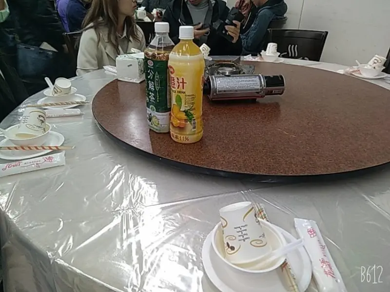 [食評]香港人快來啊!日月潭兒茶宿對面的松鶴園大飯店一樓餐廳--晚餐邵族風味餐合菜，沒有了陸客，日月潭真的很懷念陸客