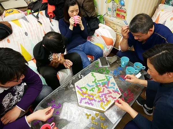 貳家桌遊-台北火車站中正桌遊店  提供包場地租借 如果要和朋友或家人聚聚  除了吃還能做什麼？              