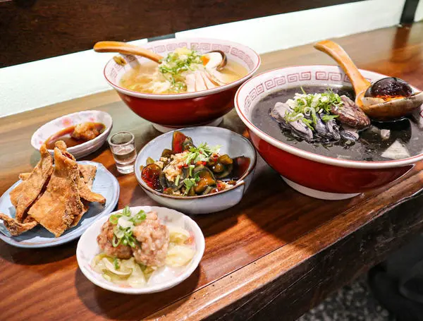 (台北龍山寺站)濟善老麵 萬華車站拉麵推薦 萬華美食 每日限量10碗隱藏版極黑羽拉麵 清燉雞湯湯頭甘甜順口 多重風味好滿足