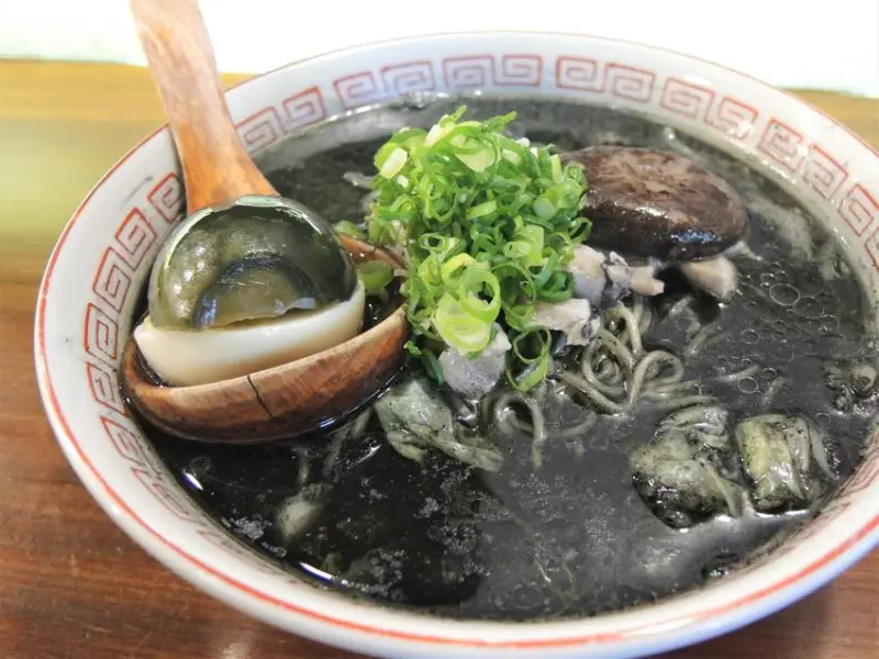 濟善老麵｜每日限定10碗極黑羽拉麵！深藏艋舺巷內的真功夫雞湯拉麵！皮蛋與雞湯的美麗邂逅！熬煮六小時的土雞湯頭！萬華美食推薦、台北拉麵推薦、萬華拉麵推薦、萬華車站拉麵推薦、萬華車站美食推薦、萬華日式推薦