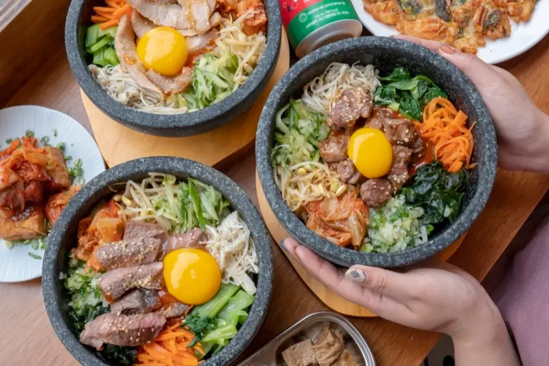 中山站美食 四米大石鍋拌飯專賣｜香噴噴的石鍋拌飯吱吱作響，讓人無法抗拒 · 算命的說我很愛吃