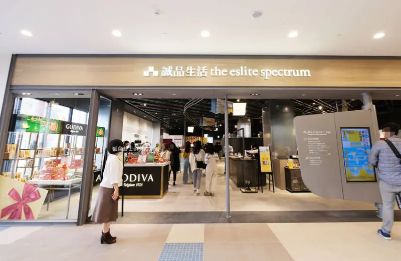 台中梧棲│誠品生活台中三井店-全台唯一海景誠品書店，15座貨櫃書架、25公尺落地窗可觀看大片海景 - 藍色起士的美食主義