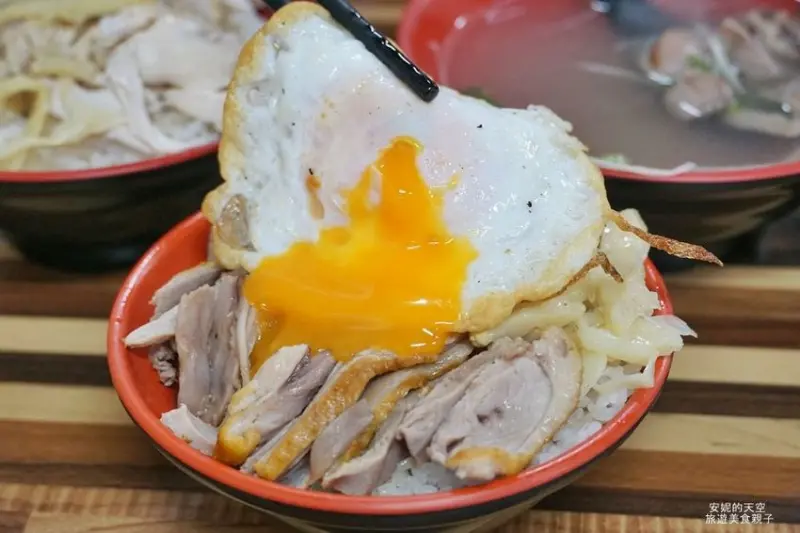 [新莊幸福站美食 九老鴨 - 鴨肉飯、麵]邪惡系半熟蛋鴨肉飯 內用楊桃汁免費喝到飽 下水湯料超多竟然只要１０元!　 - 安妮的天空