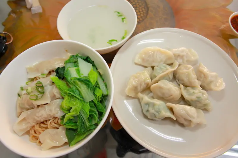 吃。台南|東區。充滿各式創意料理，跳脫傳統的口感「品元扁食水餃」。