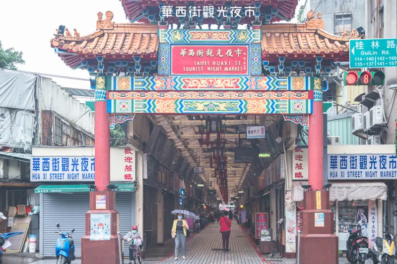 ｜台北景點｜華西街夜市，臥虎藏龍美食之地，超多好吃的在地美食，還有三間小吃榮獲必比登推薦 - Hallo！Im 婷兒