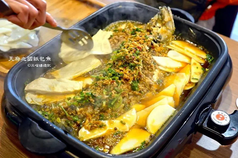 新竹東區美食 ❤ 天府之國紙包魚 / 四川麻辣乾鍋 ❤ 不用飛到對岸就能吃到原汁原味正宗道地四川紙包魚 #蒜香紙包魚 #麻辣紙包魚 #四川乾鍋 #四川酸菜雞 #四川酸菜鴨 #天府之國紙包魚菜單