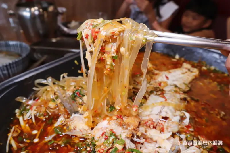 新竹巨城附近美食推薦紙包魚天府之國，一個人也可以吃四川料理 - ㄚ綾綾單眼皮大眼睛