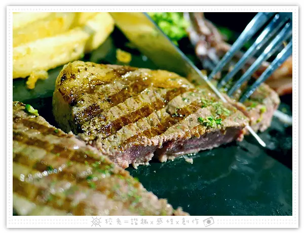 [台南食記] 牛大大pizza牛排屋~小蒙牛旗下平價牛排館！採用100%原塊牛肉！西式瓷盤附薯條、台式鐵板附麵條！(家樂福仁德店)