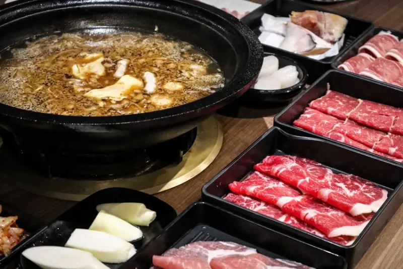 台北中正｜前鎮水產～肉燥炒香的濃厚秘傳石頭鍋！海霸王超市火鍋300種食材任你選（捷運西門站）～