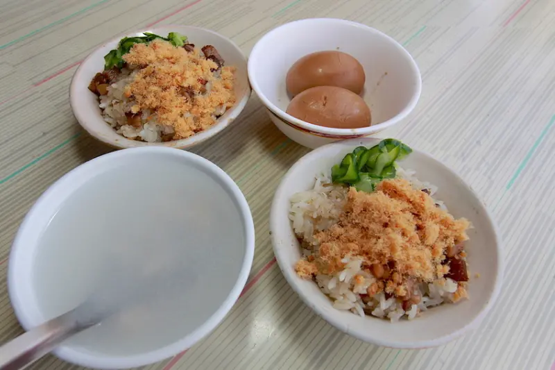 吃。高雄|鹽埕區。超過一甲子の老店，外觀雖普普的，口感卻是令人滿足「阿將米糕」。