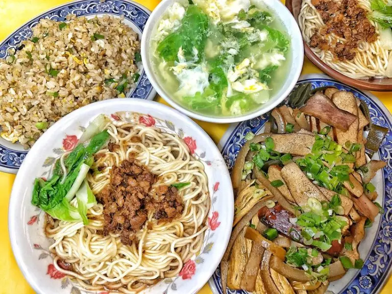 台南美食【小東路無名陽春麵意麵】在地人才知道的隱藏版宵夜麵店 !? 台南麵店|台南宵夜|內文附菜單 | 小白只饗ㄔ美食