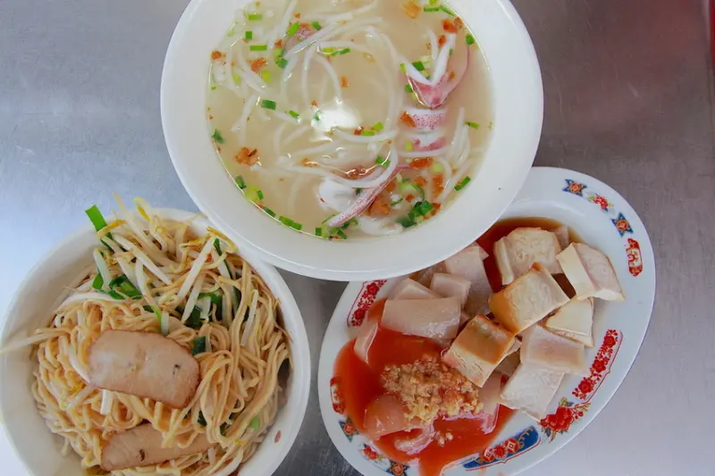 吃。高雄|鹽埕區。在第六十年老店，小卷粗米粉湯令我滿意「阿忠米粉湯」。