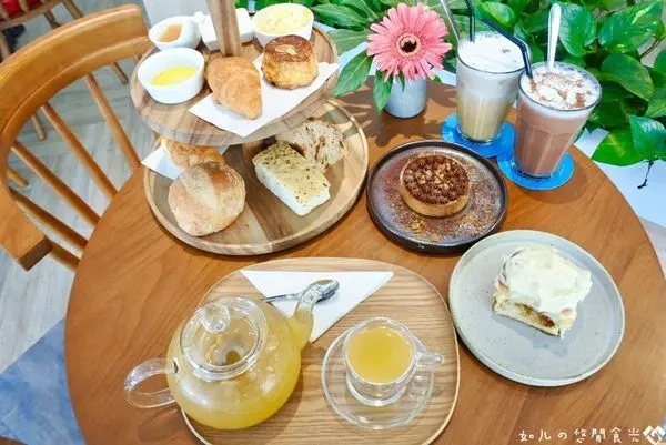 【台中豐原區】豐原最美打卡餐廳，浪漫地中海風格x紅鶴彩繪牆，好吃又好拍！『日青咖啡』