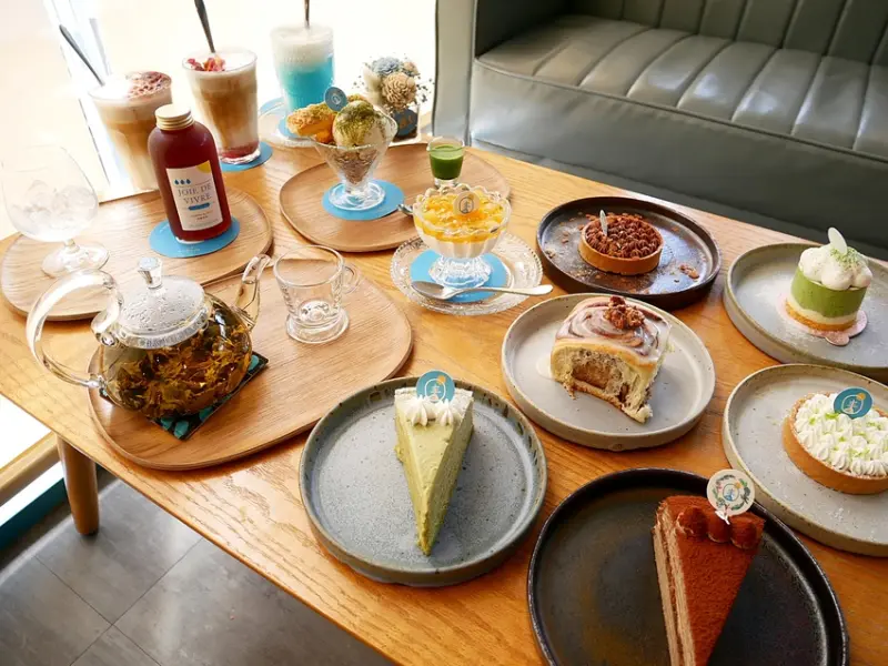 台中豐原咖啡館，地中海建築搭配文青裝潢超好拍，人氣肉桂捲口味豐富，還有假日限定的千層可以享用-日青咖啡