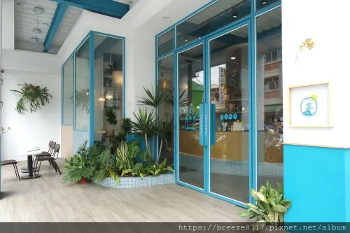 日青咖啡｜繽紛彩繪牆咖啡簡餐店【台中市】