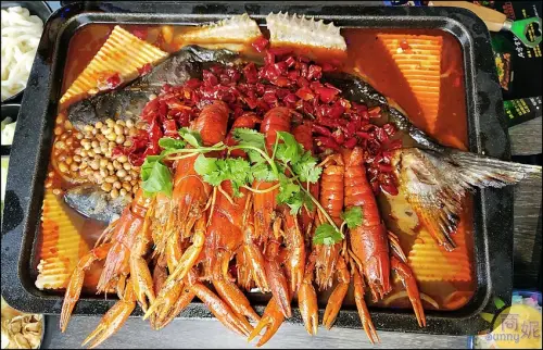 台中最大上海烤魚。大里美食。水貨。正宗十三香麻辣小龍蝦烤魚一爐多吃很過癮