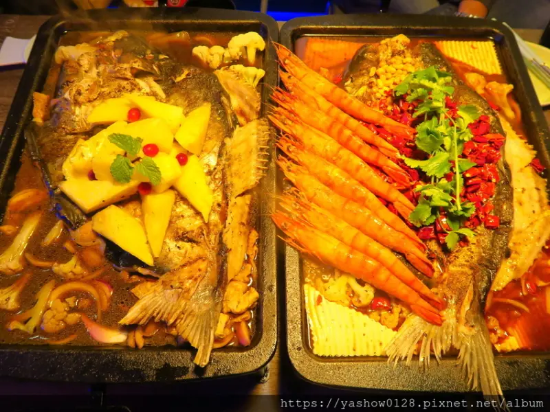 【台中大里】水貨碳火烤魚大里旗艦店~~一爐兩吃，吃完烤魚還有麻辣燙，想吃什麼料自己配，多點人來更划算喔~~