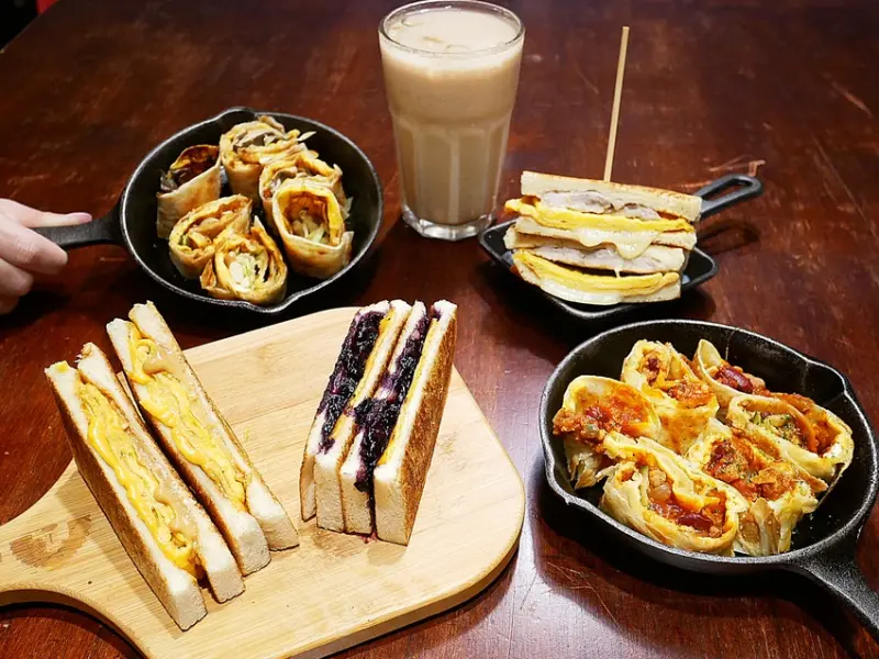 MaMas 鐵鍋早午餐-台北小巨蛋早午餐推薦，多口味爆漿三明治和酥脆捲餅都好吃! 花生、藍莓、起司超罪惡的組合，銅板價超高CP