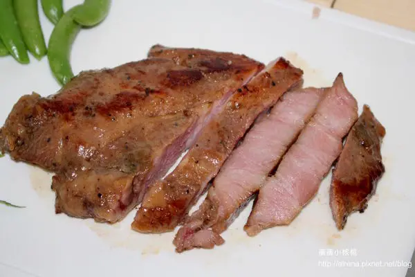 【即食料理包推薦】野人舒食-舒肥雞胸、舒肥雞腿排、舒肥豬排。低脂高蛋白的野人舒食，有著不可思議的水嫩和美味，開封即食或是兩面稍稍煎約1分鐘，再搭配清爽的蔬食，絕對是低碳飲食、健身後的健康懶人包！