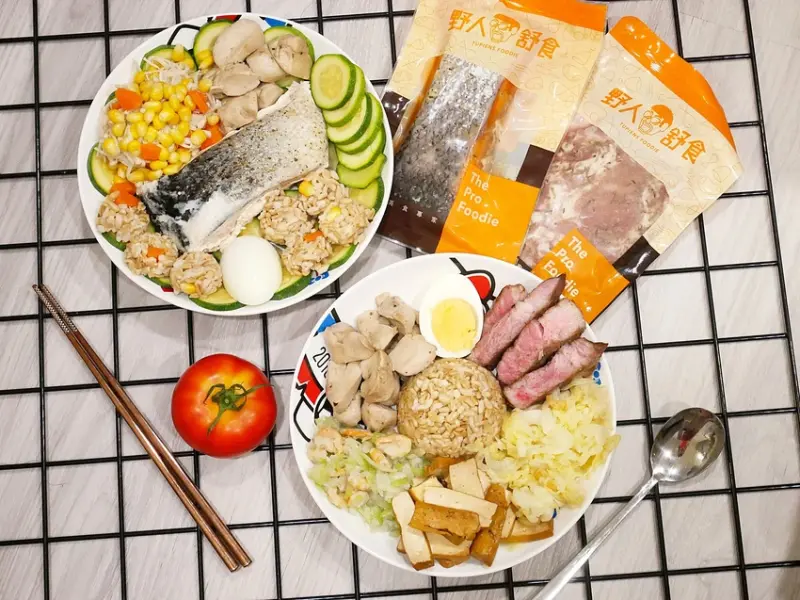 懶人的救星! 即使免開火也能快速享用，厚實鮭魚、豬排輕鬆上桌，肉質新鮮又多汁，動手料理再也不是難事-野人舒食