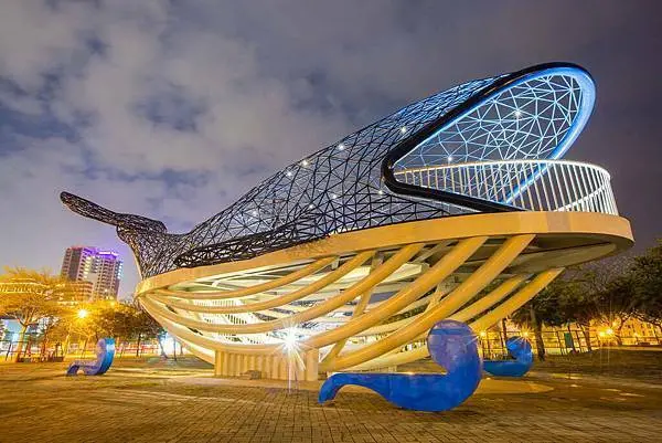 台南安平漁港大魚的祝福：鯨魚裝置藝術，用光影變化塑造出的大海藝術品│港濱歷史公園、安平漁人碼頭【網美景點】【城市漫步】