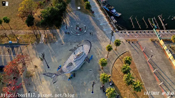 【台南。安平】大魚的祝福。安平港濱歷史公園公共藝術。內部彩繪玻璃拼貼成立體台灣