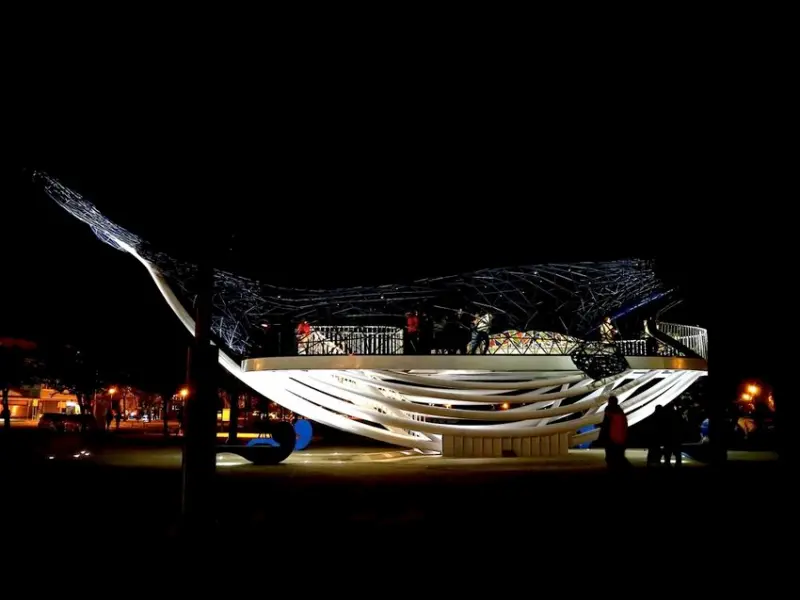 大魚的祝福：台南安平新景點，巨大鯨魚裝置藝術在安平，安平海濱歷史公園的最新打卡ＩＧ熱點 - 進食的巨鼠