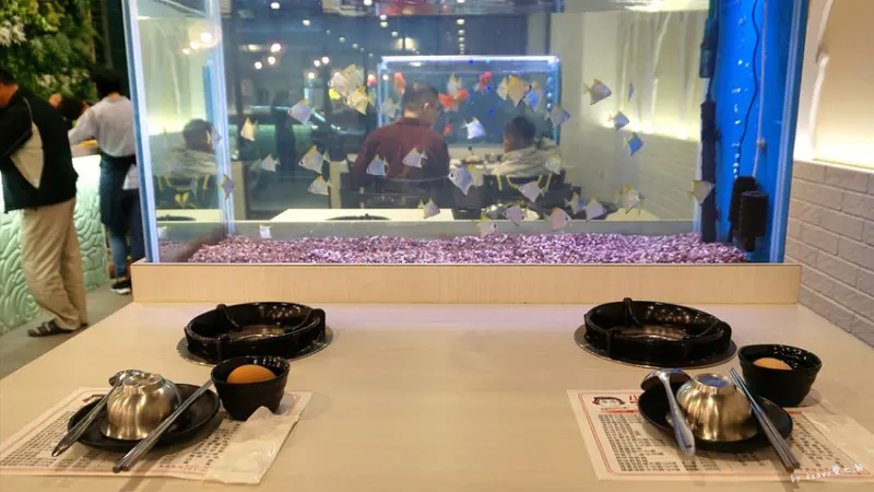 ★高雄楠梓★【小東火鍋】吃個鍋也能看魚兒水中游/楠梓火鍋/魚缸座位。